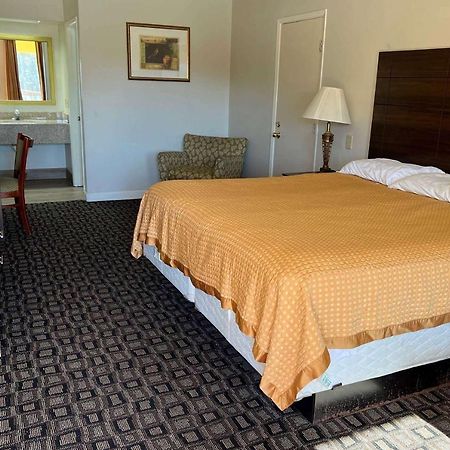 Days Inn & Suites By Wyndham Brewton Экстерьер фото
