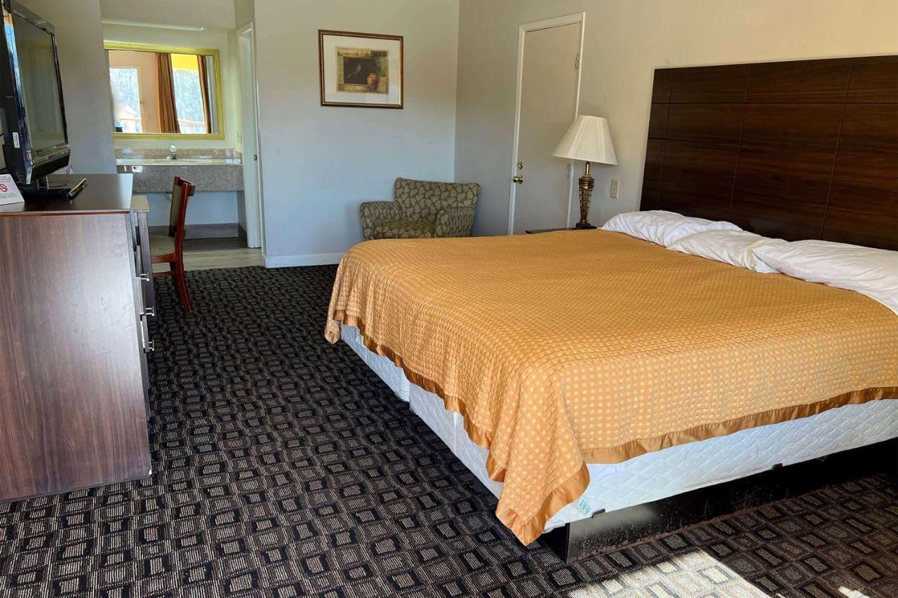 Days Inn & Suites By Wyndham Brewton Экстерьер фото