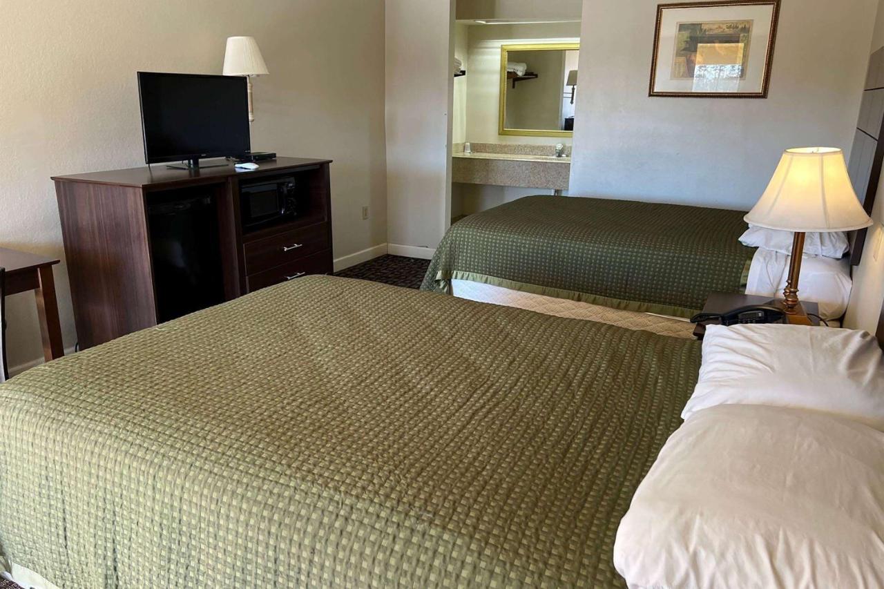 Days Inn & Suites By Wyndham Brewton Экстерьер фото