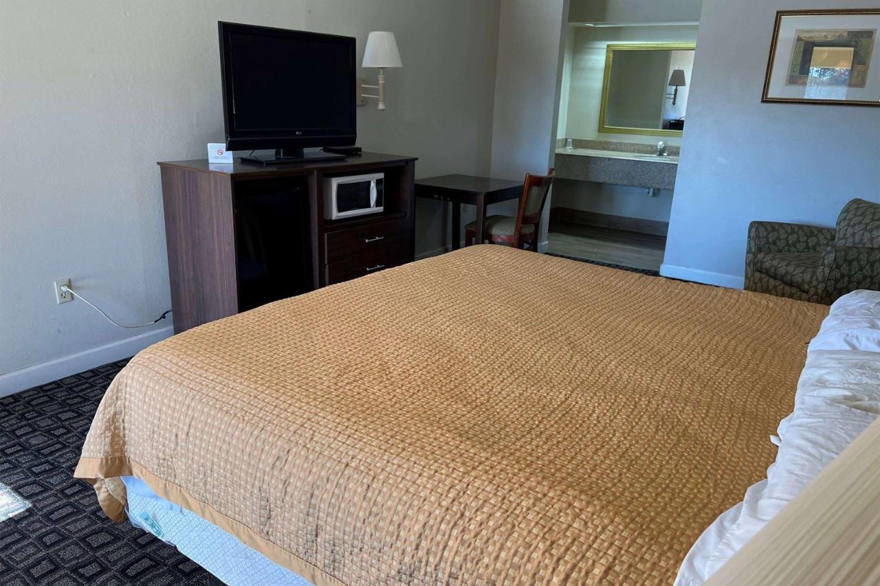 Days Inn & Suites By Wyndham Brewton Экстерьер фото
