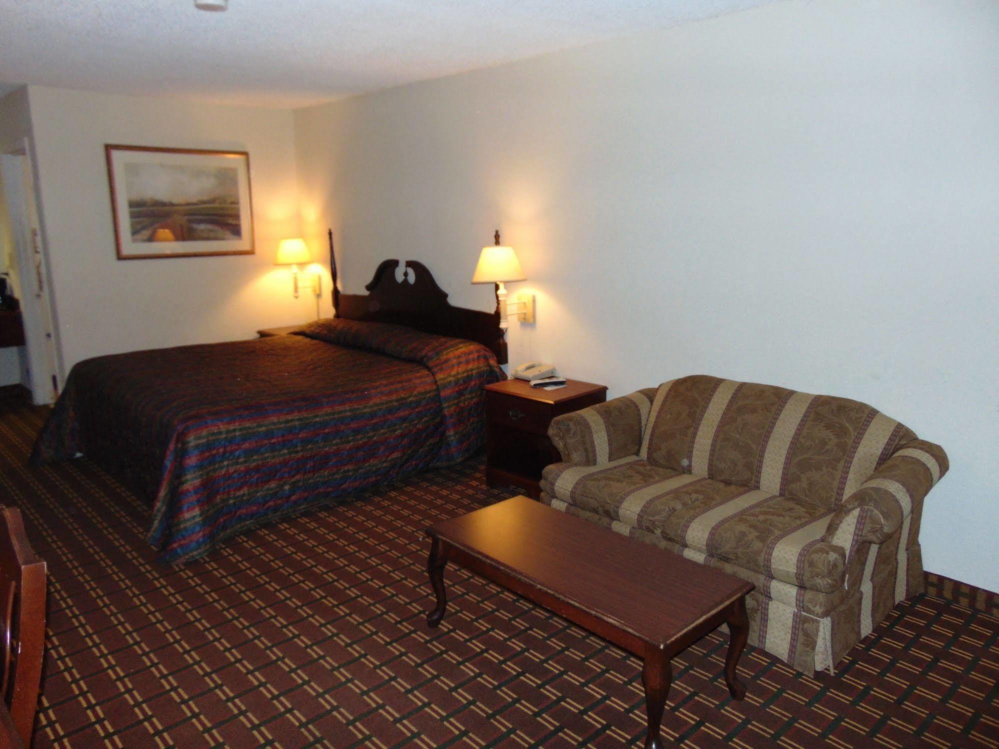 Days Inn & Suites By Wyndham Brewton Экстерьер фото
